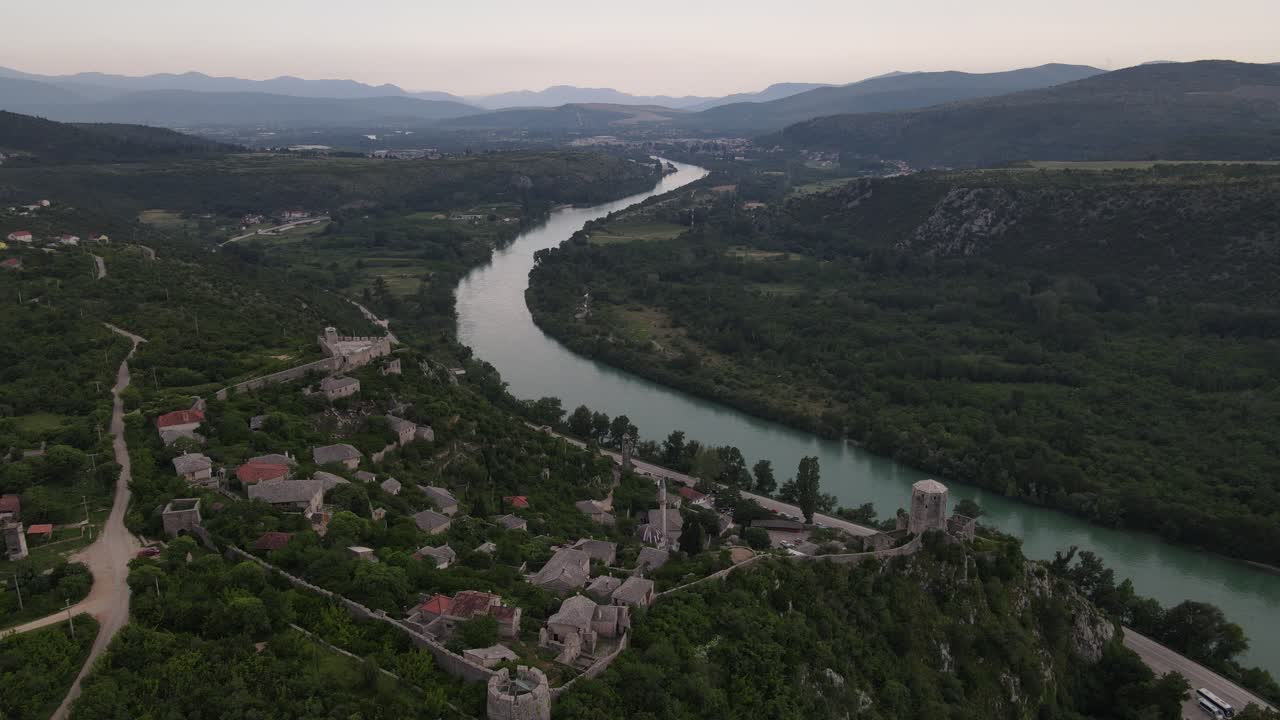 vista de avión no tripulado del castillo de pocitelji y la mezquita histórica en la orilla del río cerca de mostar, bosnia y herzegovina