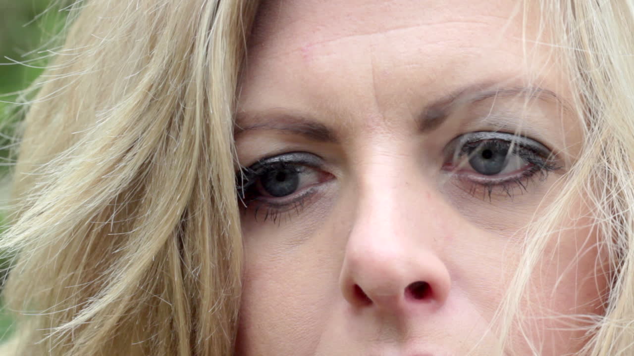 hermosa chica rubia solitaria con ojos azules primer plano