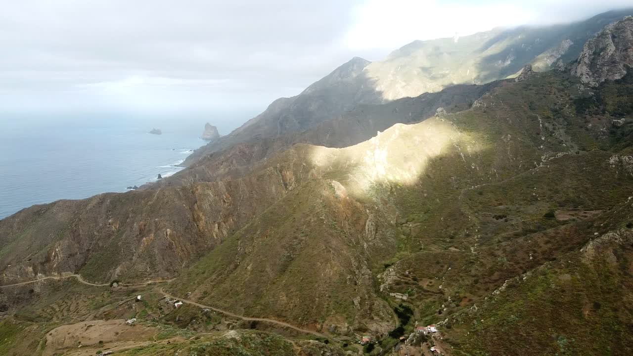 amplio lapso de tiempo aéreo panorámico de las colinas verdes y el agua. océano y bahía, colinas y montañas con las manchas de luz solar en