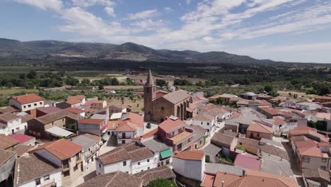 paisaje montañoso español, pueblo rural en primer plano