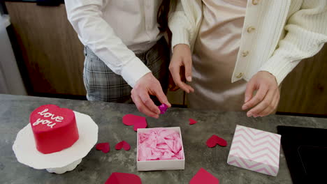 una pareja joven celebrando el día de san valentín.