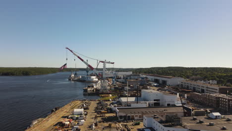 Luftaufstieg-Auf-Der-Werft-Bath-Iron-Works,-Zerstörerbaustelle-Der-US-Regierung