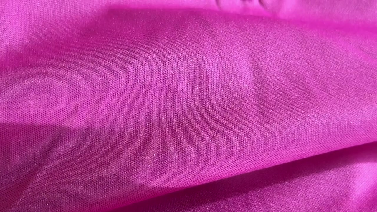 Close-up de Textura de Tecido Rosa Vibrante com Dobras Suaves