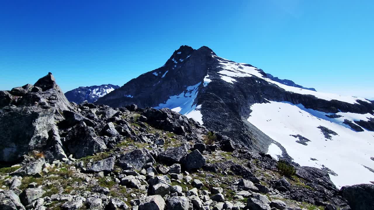 la impresionante revelación de la vista de la cumbre alpina desde el punto de vista de un escalador - paisaje de gran ángulo de la montaña tszil en bc canadá