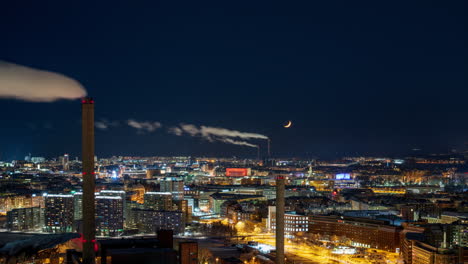 Time-lapse-De-La-Luna-Creciente-Moviéndose-Sobre-El-Horizonte-De-Helsinki,-Durante-Lux