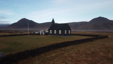 Pequeña-Iglesia-De-Madera-En-Una-Pintoresca-Zona-Natural-Con-Un-Campo-De-Lava.