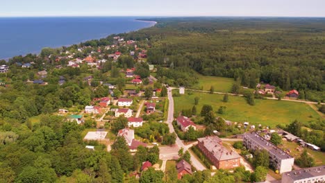 la pequeña ciudad de tuja junto al mar.