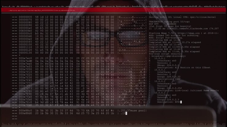 Animation af databehandling på computerskærm over mandlig hacker, der bruger computer