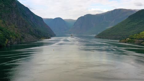 Stegastein-Aussichtspunkt-Wunderschöne-Natur-Norwegen.