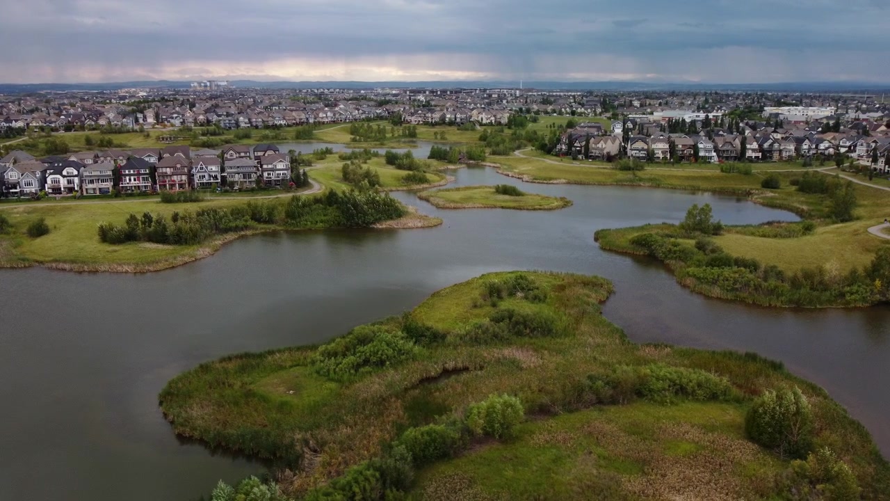 Stor dam i nabolag, sirkulerende overskyet flyfoto