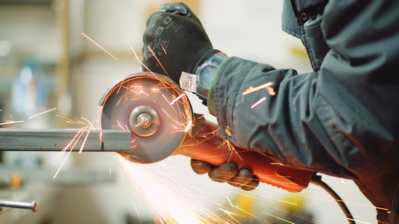 철강 산업 - 각 가루를 사용하여 금속 물체를 가루하는 사람.