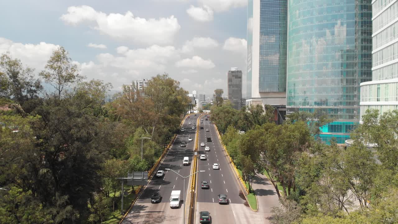 Güney CDMX'teki Rio Churubusco'da trafiğin havadan görünümü.