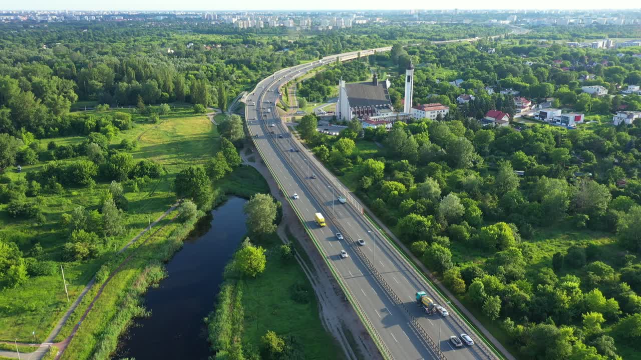 자동차 다리 와 움직이는 열차 에 있는 교통 체증 의 공중 상단 에서 내려다 볼 수 있는 모습