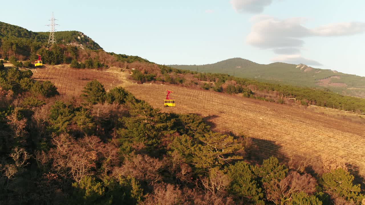 포도을 내려다보는 산악 케이블카