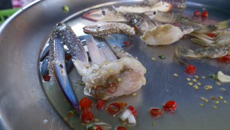 cocina asiática de sashimi de cangrejo azul y mariscos sazonados crudos