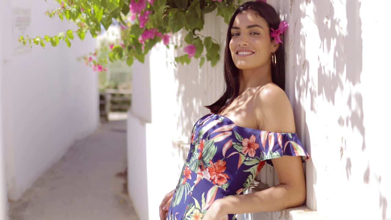 encantadora morena con flores en el pelo