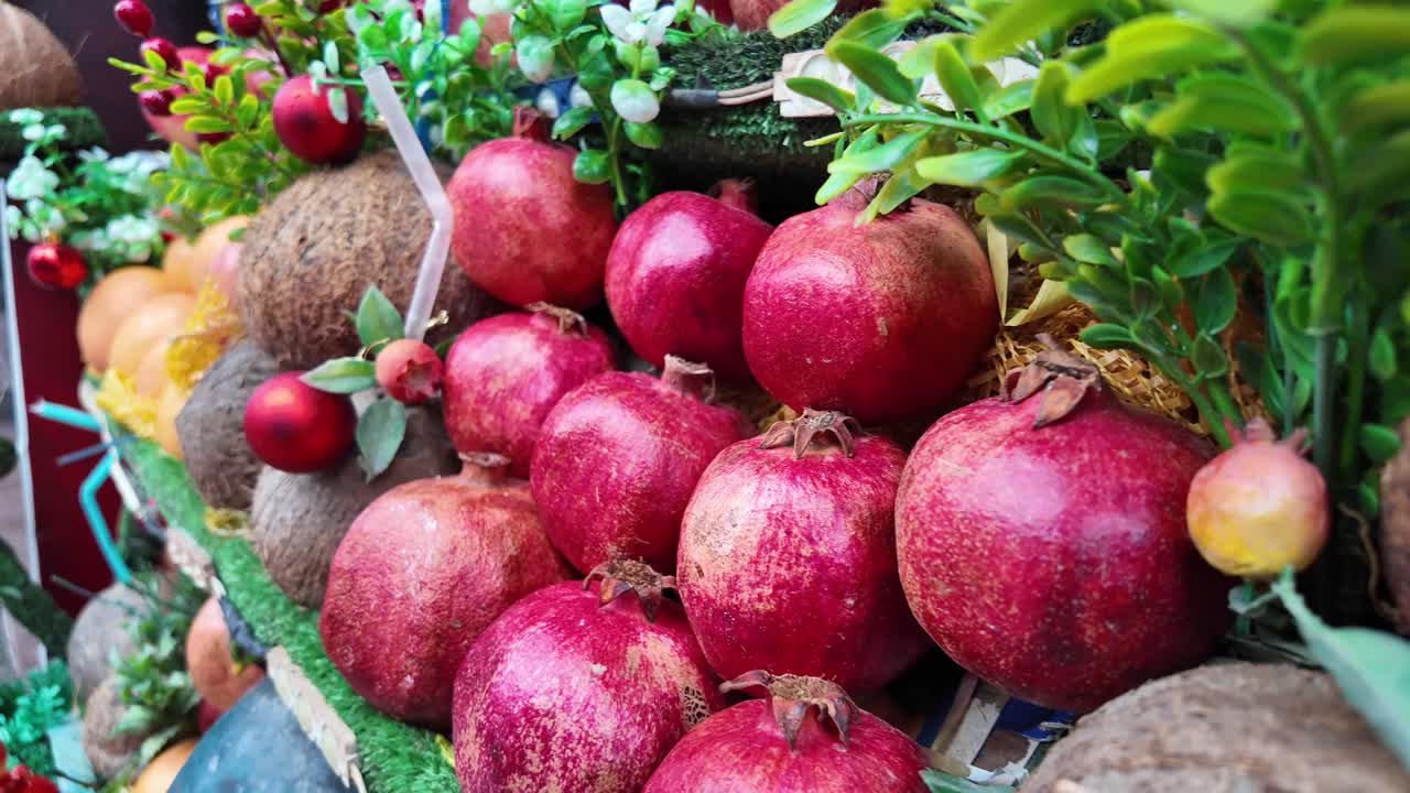 exhibición de granadas y cocos en un mercado
