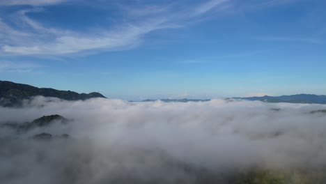 Luftdrohne-über-Flauschigen-Weißen-Wolken-Mit-Blauem-Himmelshorizont,-Costa-Rica-4k