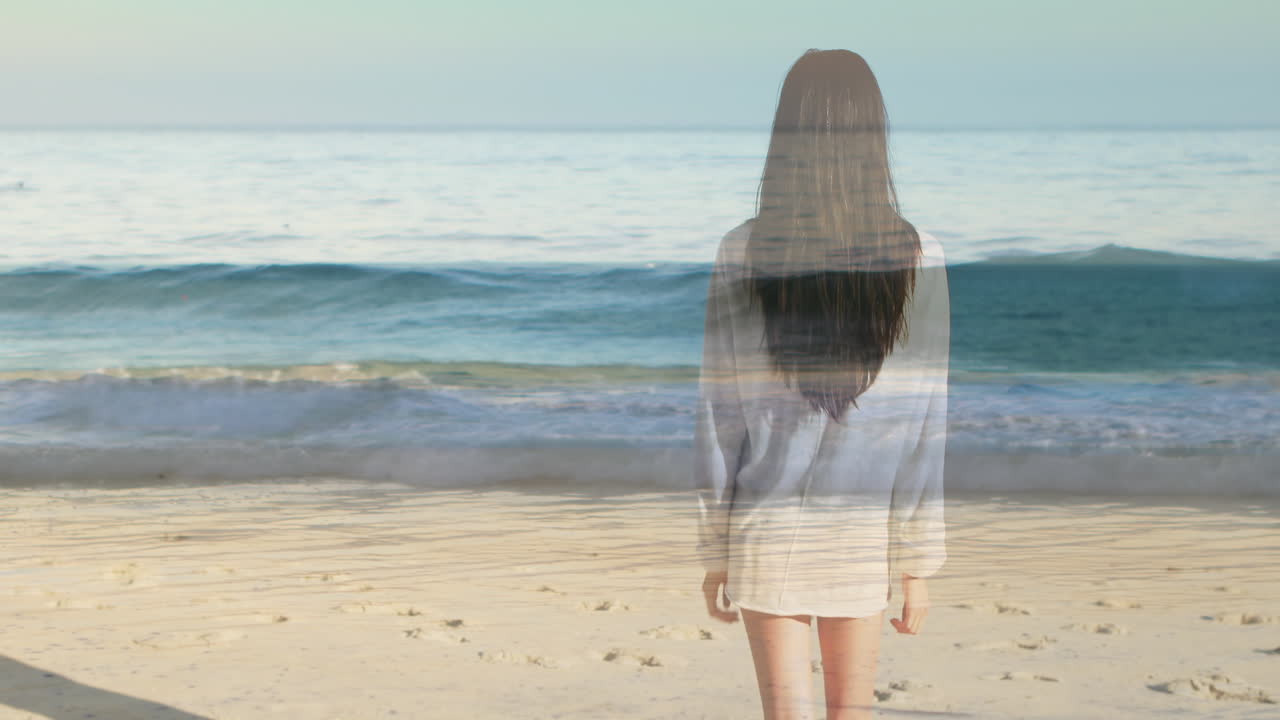해변을 향해  ⁇ 고 있는 여자 4k