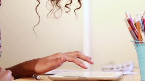 mujer de negocios casual que usa una tableta