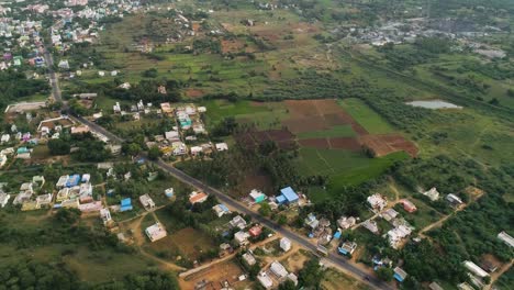 Las-Montañas-Vellore-Son-únicas-Con-Cimas-Rocosas-Con-Vegetación-Alrededor