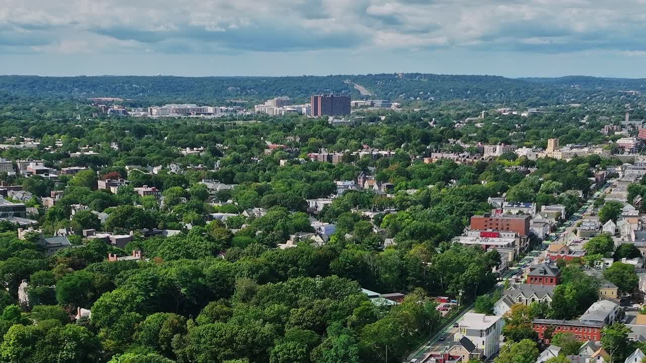 Flygvy över stadslandskap med gröna träd i USA