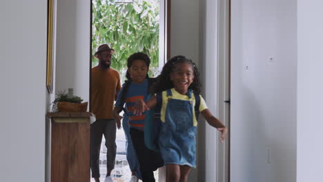 padres e hijos abriendo la puerta principal y volviendo a casa juntos