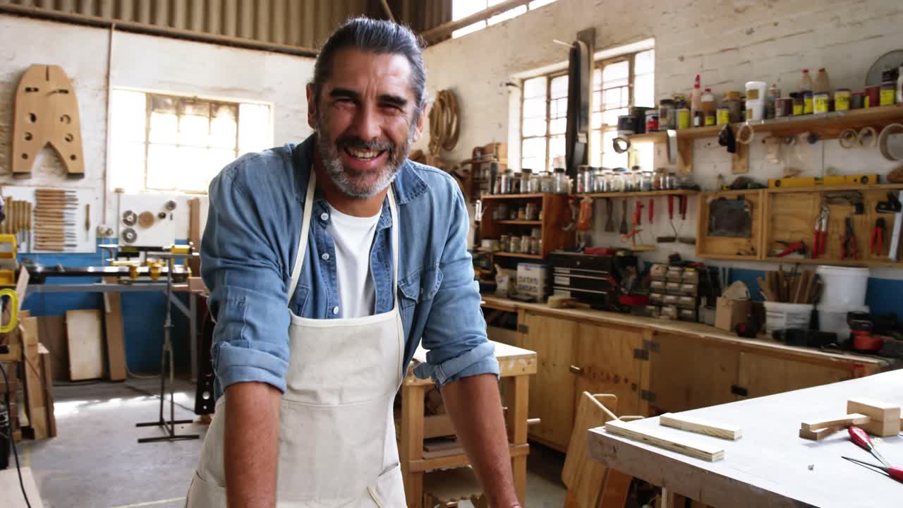 carpintero sonriendo para la cámara