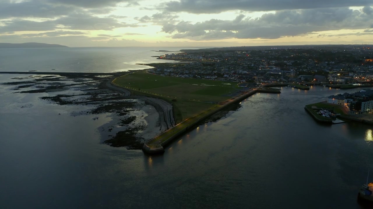 Vista aérea del muelle de Nimmo y Claddagh durante un hermoso crepúsculo.