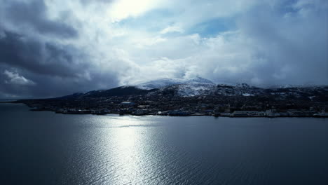 Stimmungsvolle-Luftaufnahme-über-Sortland-In-Nordnorwegen,-Nordskandinavien,-Aufsteigender-Sockelschuss---Langøya