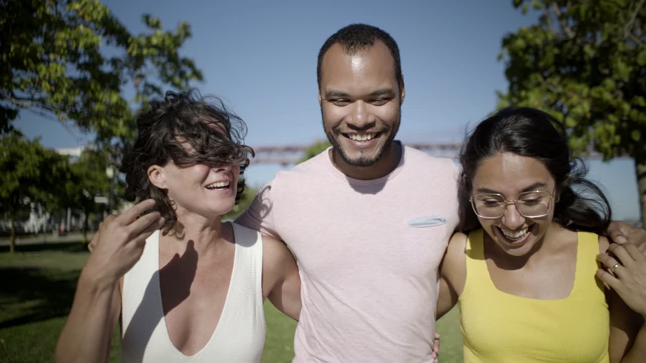 Jovens amigos felizes caminhando ao ar livre