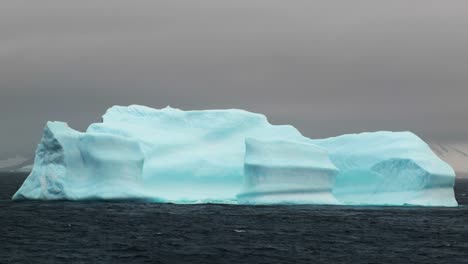 iceberg azul en un día de niebla