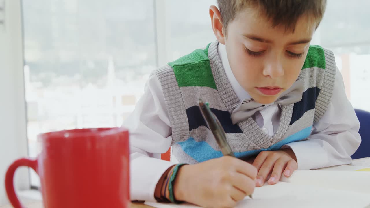 노트를 쓰는 소년의 클로즈업 4k 4k
