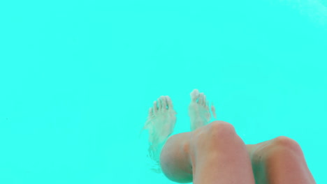 una mujer hermosa relajándose junto a la piscina.