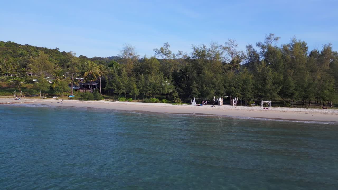 небольшая лагуна с причальным пирсом