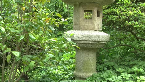 la cámara baja desde la linterna de piedra hasta la vista en ángulo lateral de la cuenca de agua de lluvia en un jardín japonés