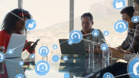 animación de una red de iconos en un equipo de diversos colegas que utilizan dispositivos electrónicos en la oficina