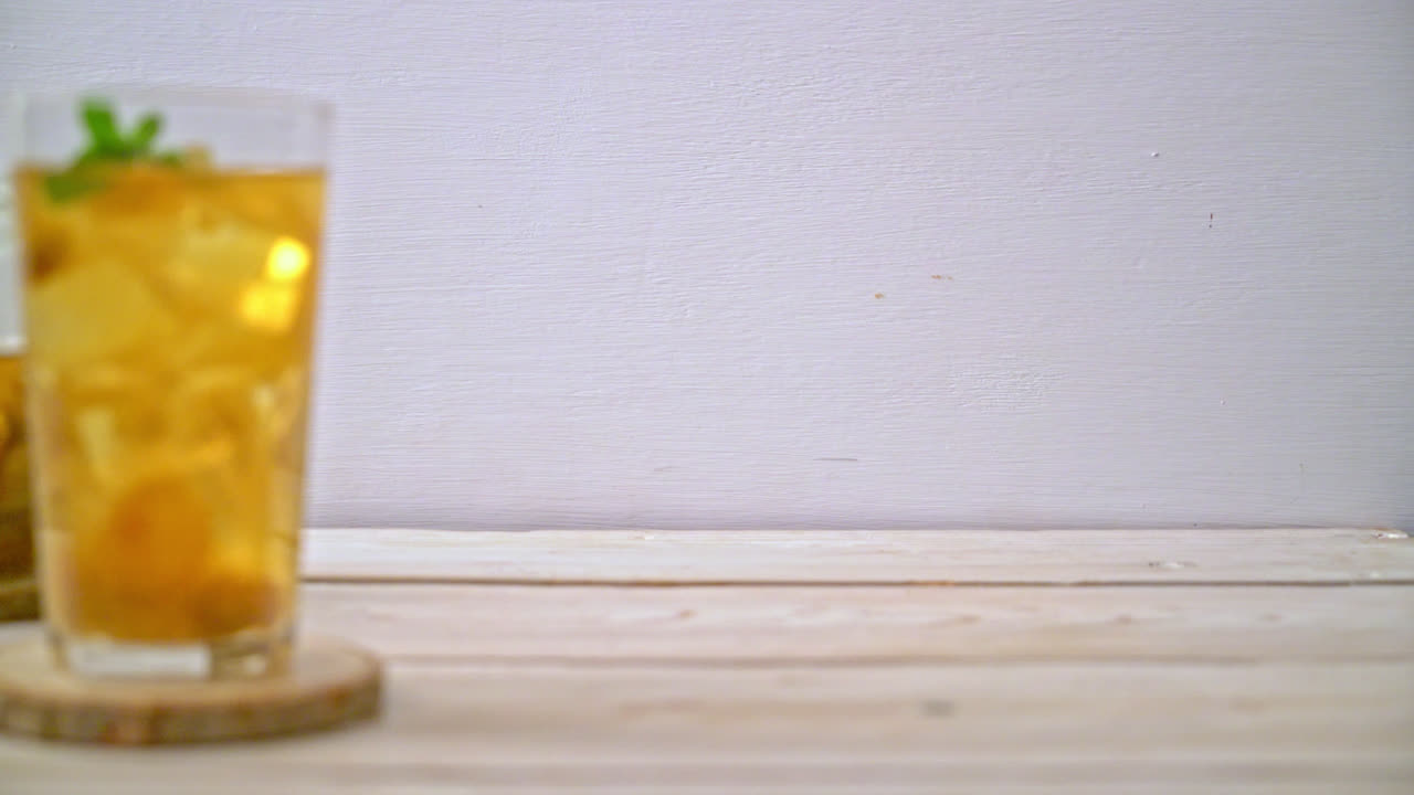 jugo de ciruela china con hielo y menta