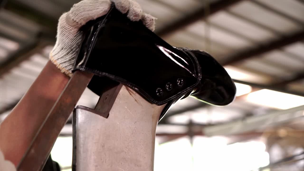 zapato de cuero patentado colocado en un molde de acero para el ensamblaje de la suela