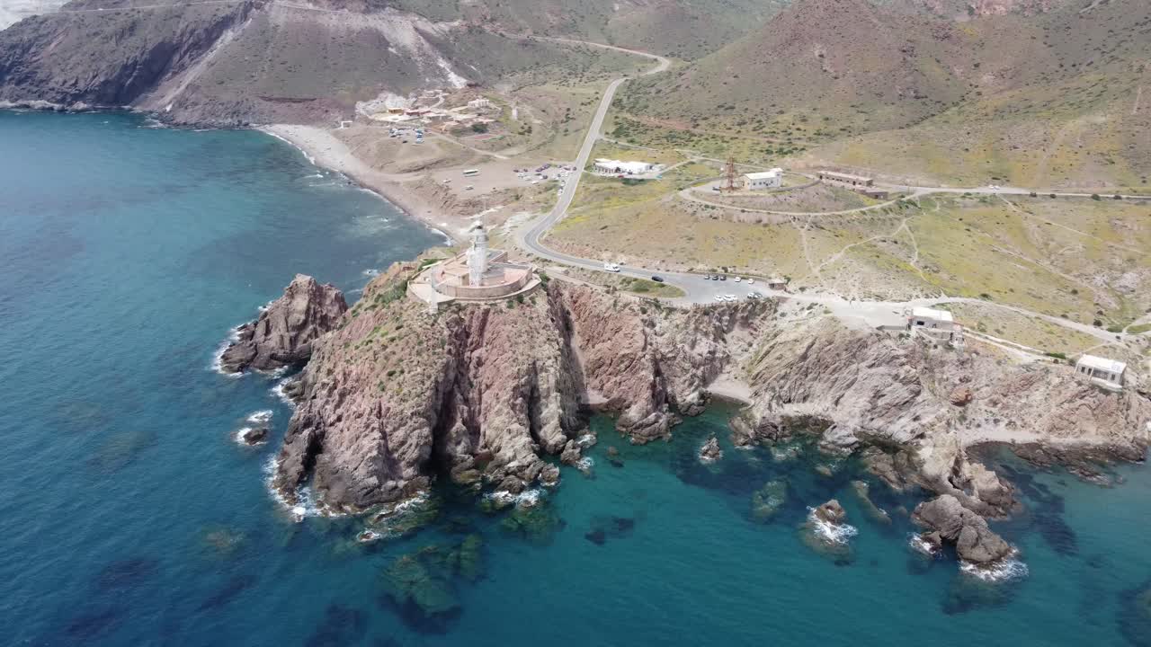 volando alrededor de un faro en un acantilado desde un punto de vista alto