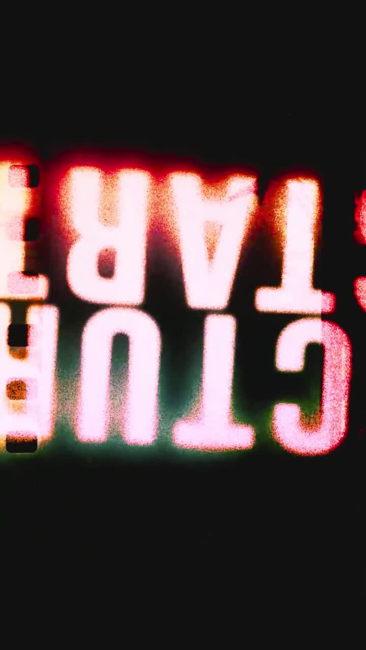Testo glitch astratto che appare e scompare con distorsione digitale