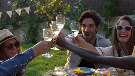 Eine-Gruppe-Von-Freunden-Genießt-Ein-Picknick-Im-Garten