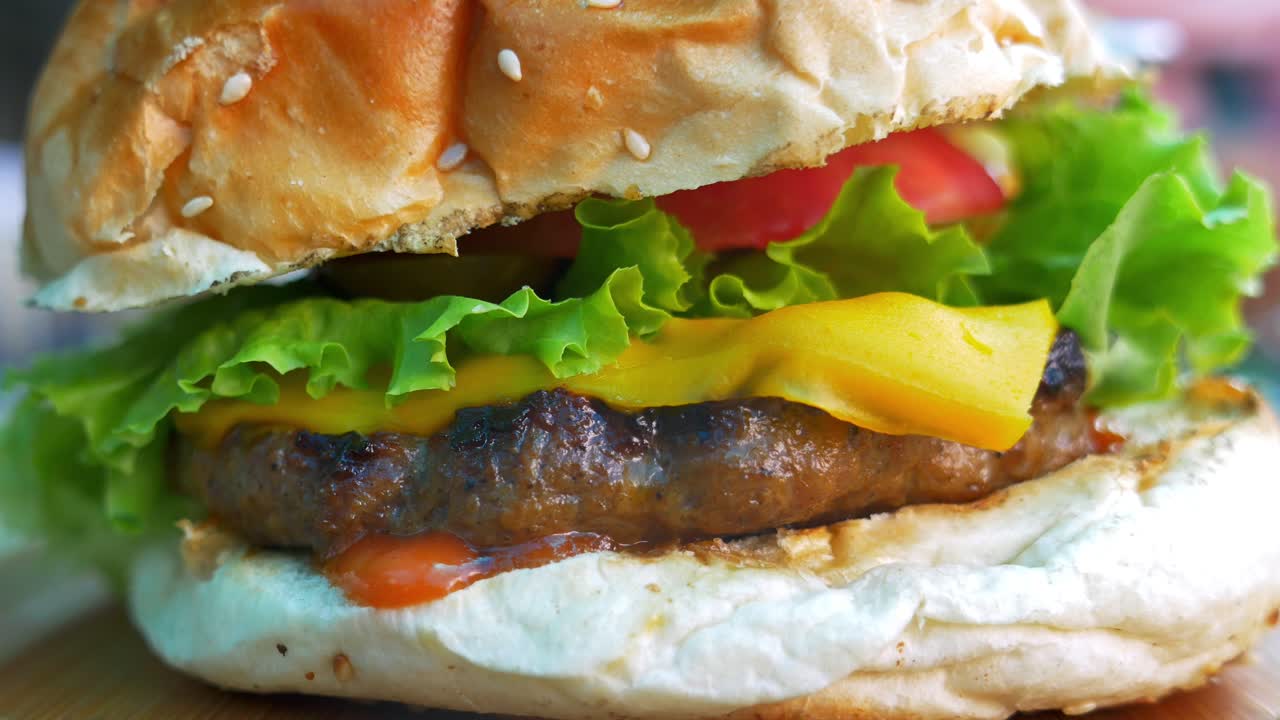 primer plano de una hamburguesa con queso