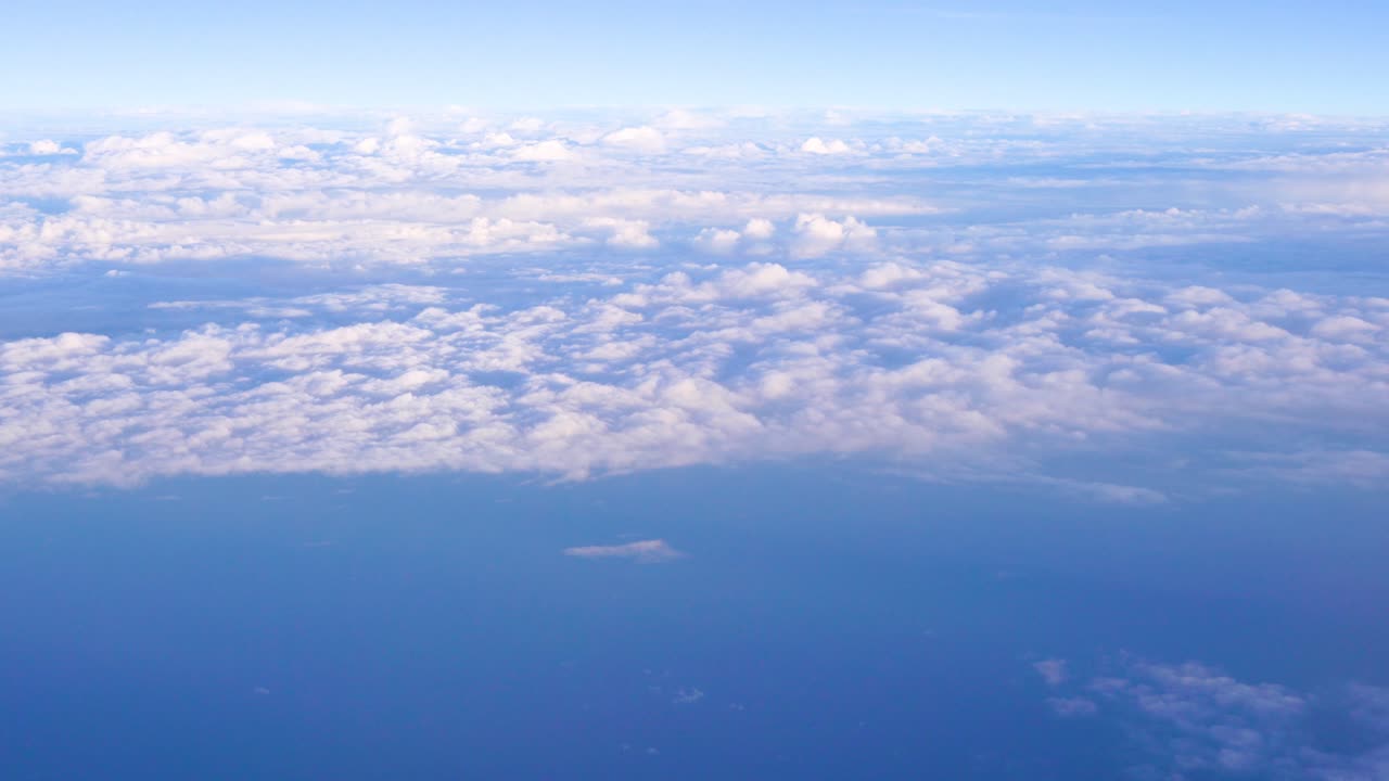 밝고 아름다운 푸른 하늘 풍경 배경, 더 높은 푹신한 움직임 구름 레이어, 놀라운 낙원