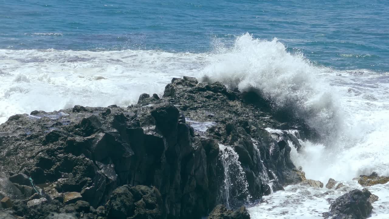 바위가 있는 해안선에 부히는 바다의 파도