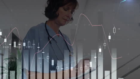 animación del procesamiento de datos financieros sobre una doctora caucásica