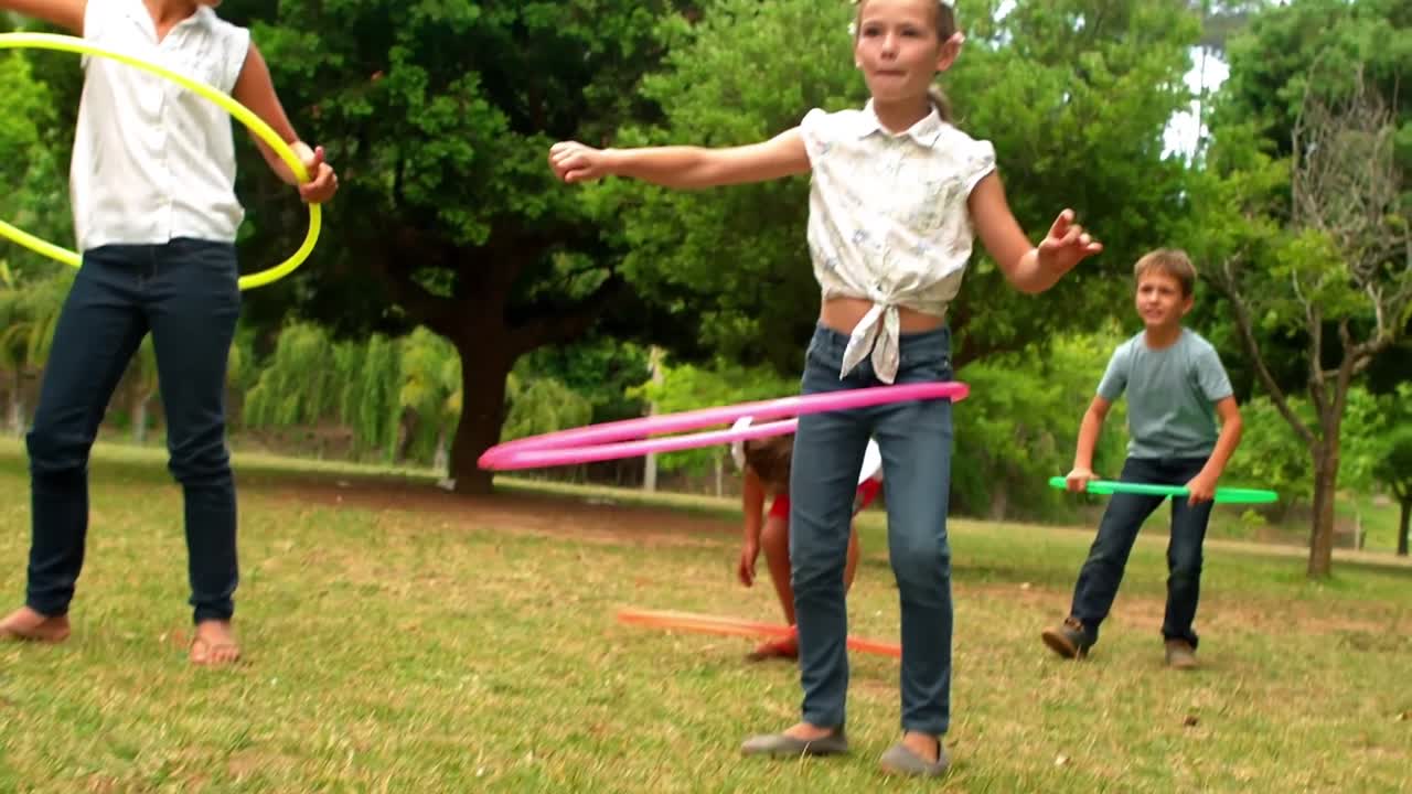 niños jugando con hula hoop