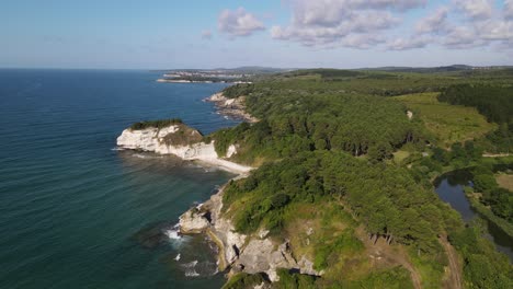 Weiße-Klippen-Erstrecken-Sich-Entlang-Der-Küste