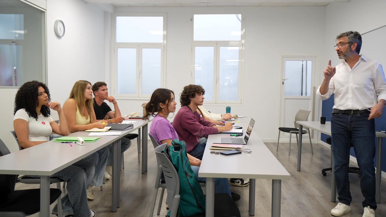 Insegnante che spiega agli studenti in un'aula moderna
