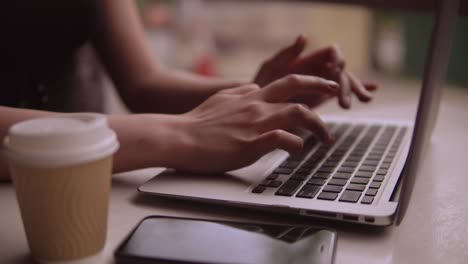 primer plano de manos femeninas trabajando en la computadora